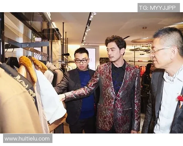 足球明星身着纯白西装优雅亮相展现绅士风范与时尚魅力的完美结合